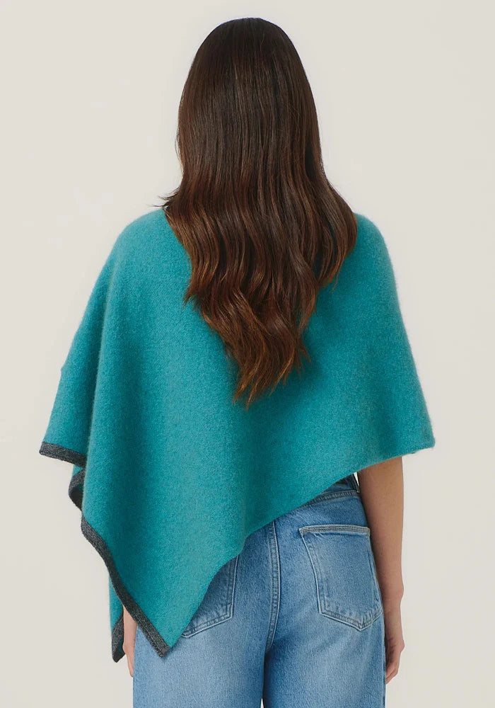 Possum and Merino

1623 Two Tone Poncho - A fan favourite, the Two Tone Poncho is a winner. With a relaxed fit and contrast coloured tipping it's cut for comfort and style. With a rainbow of colour options on offer, this is one you'll want in each colour! Classic fit.&nbsp;

Made in New Zealand from an exclusive Merinomink blend of 50% ZQ Merino, 40% Brushtail possum and 10% Mulberry silk.