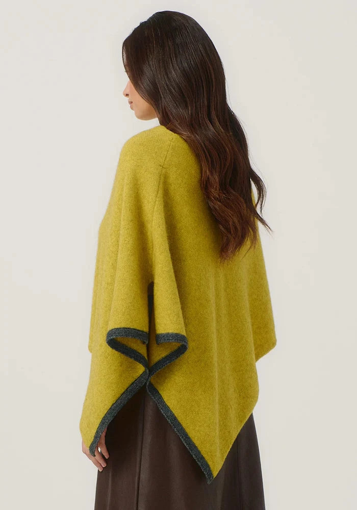 Possum and Merino

1623 Two Tone Poncho - A fan favourite, the Two Tone Poncho is a winner. With a relaxed fit and contrast coloured tipping it's cut for comfort and style. With a rainbow of colour options on offer, this is one you'll want in each colour! Classic fit.&nbsp;

Made in New Zealand from an exclusive Merinomink blend of 50% ZQ Merino, 40% Brushtail possum and 10% Mulberry silk.