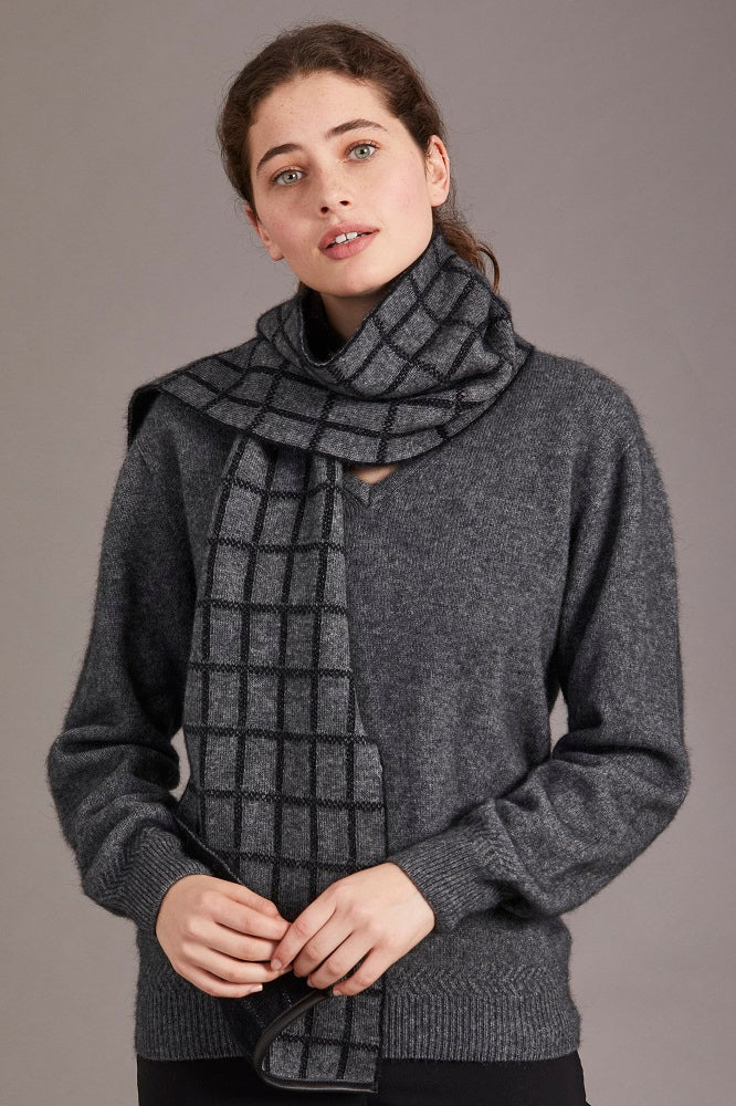 673 Check Scarf with Lambskin Trim - Checkered pattern never gets old and so is this Possum Merino check scarf with genuine lambskin leather trim. Accessorize yourself with this contemporary scarf and a matching 6081 Cheesecutter or choose it as the perfect luxury giveaway for someone special.