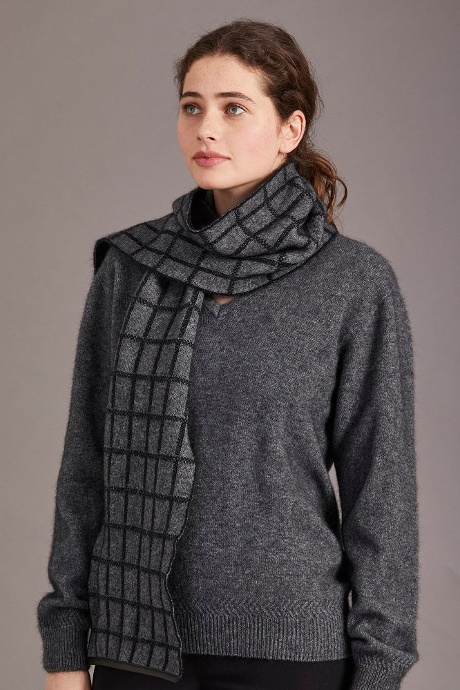 673 Check Scarf with Lambskin Trim - Checkered pattern never gets old and so is this Possum Merino check scarf with genuine lambskin leather trim. Accessorize yourself with this contemporary scarf and a matching 6081 Cheesecutter or choose it as the perfect luxury giveaway for someone special.