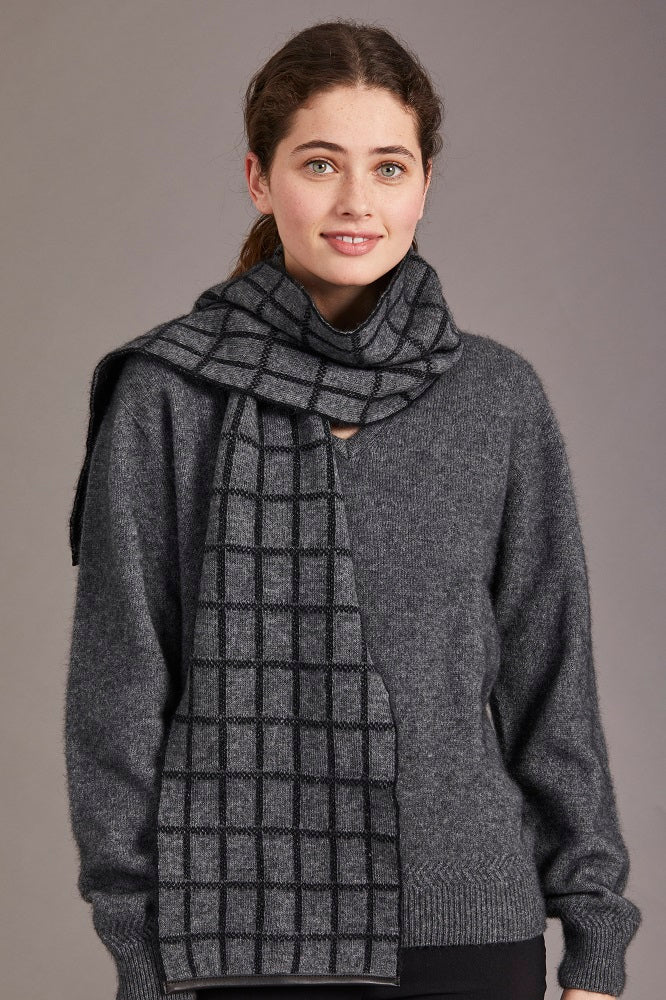 673 Check Scarf with Lambskin Trim - Checkered pattern never gets old and so is this Possum Merino check scarf with genuine lambskin leather trim. Accessorize yourself with this contemporary scarf and a matching 6081 Cheesecutter or choose it as the perfect luxury giveaway for someone special.