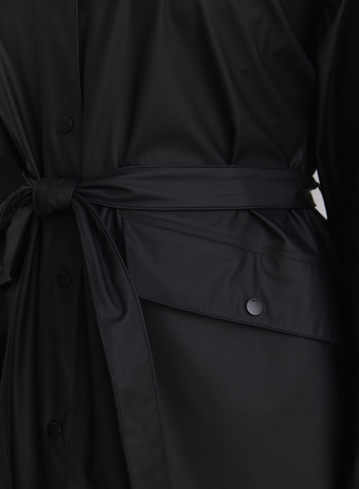 Lähikuva mustan Rain Jacket -sadetakin solmitusta vyötärövyöstä ja taskun yksityiskohdasta [M-174cm]