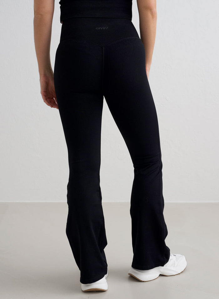 [The model wears size S and is 162 cm.]