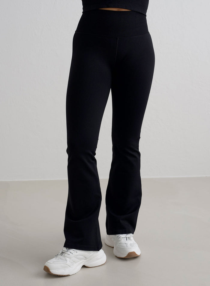 [The model wears size S and is 162 cm.]