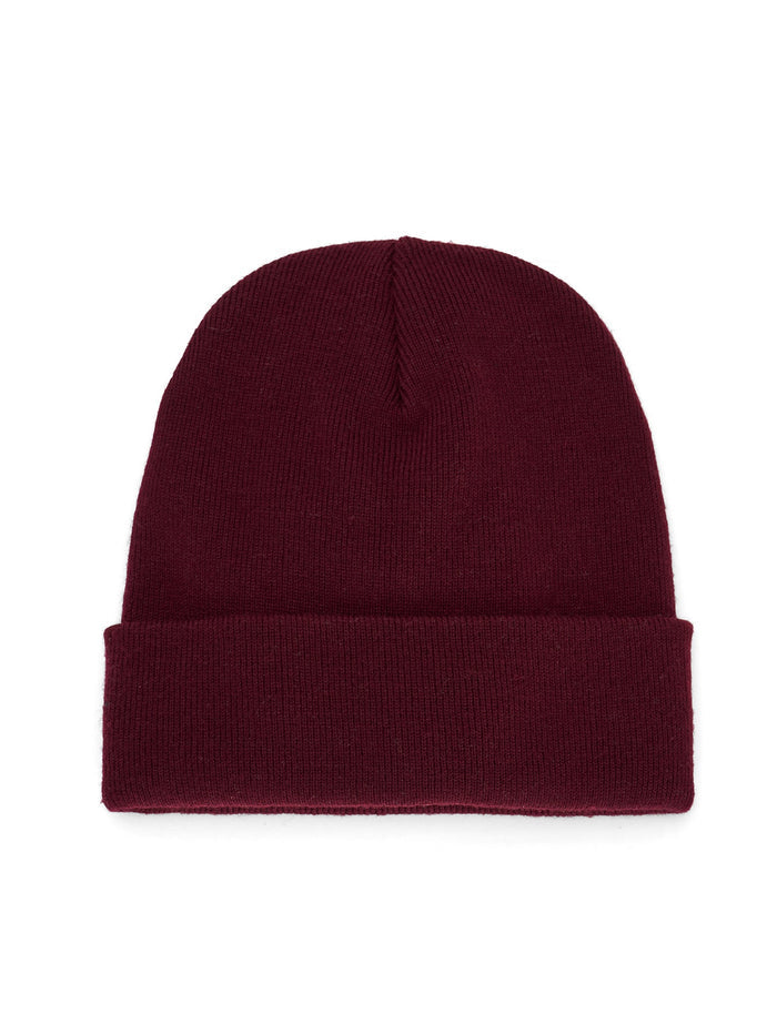 Ela Mo™ Beanie | Burgund. Die Rückseite einer warmen Mütze in Burgunderrot mit Herstellerlogo auf weißem Hintergrund.