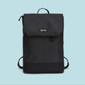 Ela Mo™ Daypack Rucksack | Black Reflective. Ein schwarzer, reflektierender Rucksack.