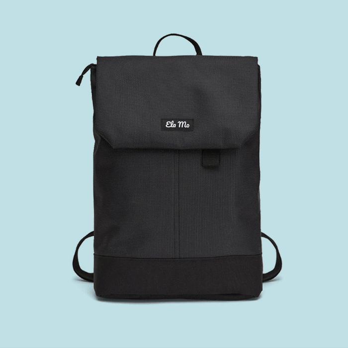 Ela Mo™ Daypack Rucksack | Black Reflective. Ein schwarzer, reflektierender Rucksack.