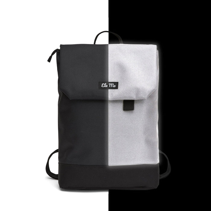 Ela Mo™ Daypack Rucksack | Black Reflective. Ein schwarzer, reflektierender Rucksack mit Herstellerlogo vorne.