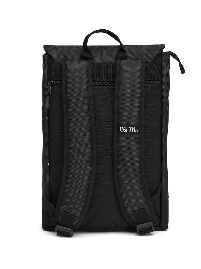 Ela Mo™ Daypack Rucksack | Black Reflective. Rückseite des Rucksacks mit einem Außenfach hinten und bequemen Schulterriemen.