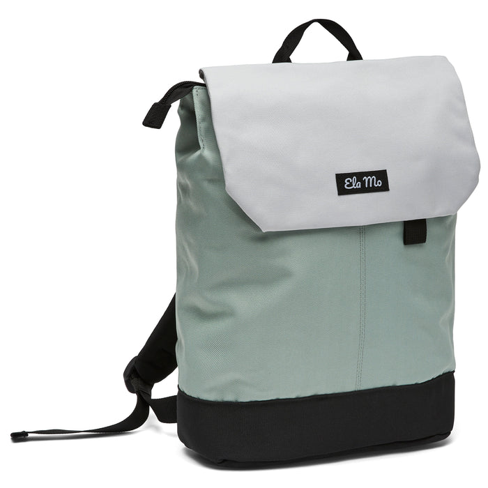 Ela Mo™ Daypack Rucksack | Mintgrey. Seitliche Ansicht des Rucksacks mit Herstellerlogo auf weißem Hintergrund.