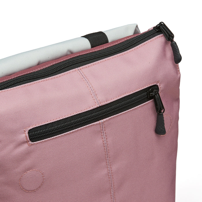 Ela Mo™ Daypack Rucksack | Strawberry Ceam. Oberteil des Rucksacks mit zwei Fächern und Reißverschluss.
