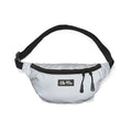 Ela Mo™ Hipbag  | Reflective. Grauer Hipbag mit zweifachem Reißverschluss und Umhängegurt.