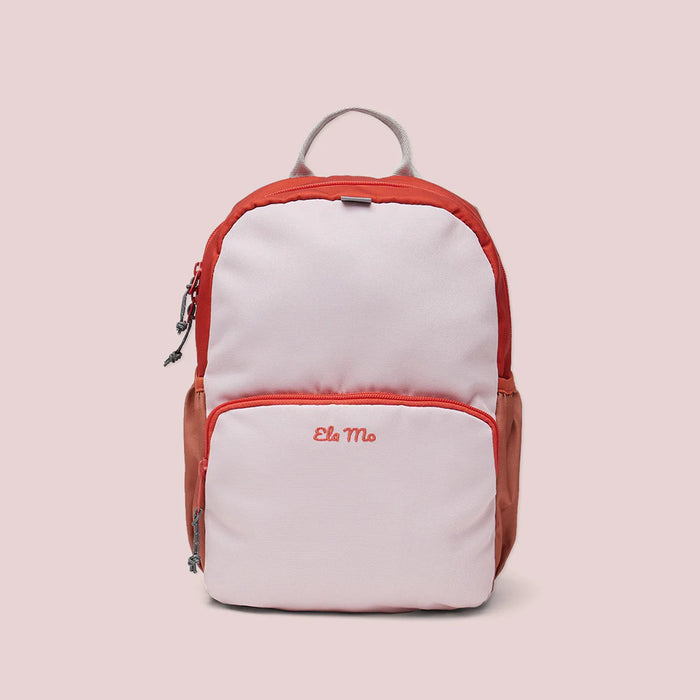 Ela Mo™ Kinderrucksack (3-6 Jahre) | Cotton Candy. Der Rucksack in Rosafarben auf hellrosa Hintergrund.
