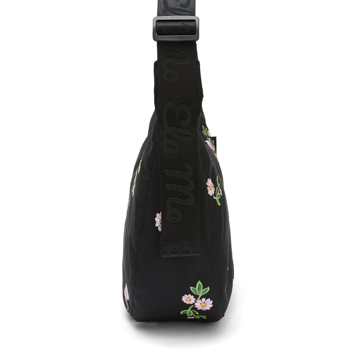 Ela Mo™ Moon Bag | Embroidery Edition Upsy Daisy. Umhängetasche von der Seite, mit schwarzem, verstellbarem Schulterriemen.