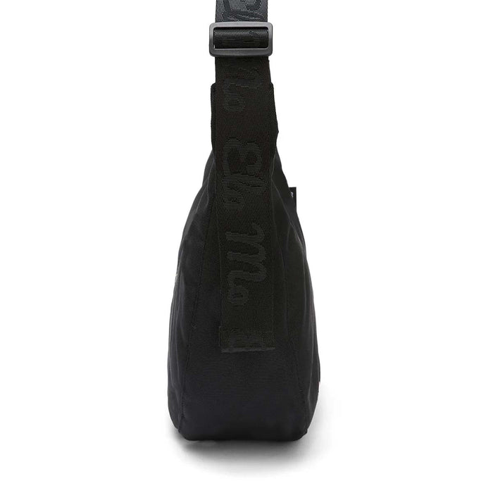 Ela Mo™ Moon Bag | Schwarz. Schwarze Umhängetasche von der Seite, mit schwarzem, verstellbarem Schulterriemen.