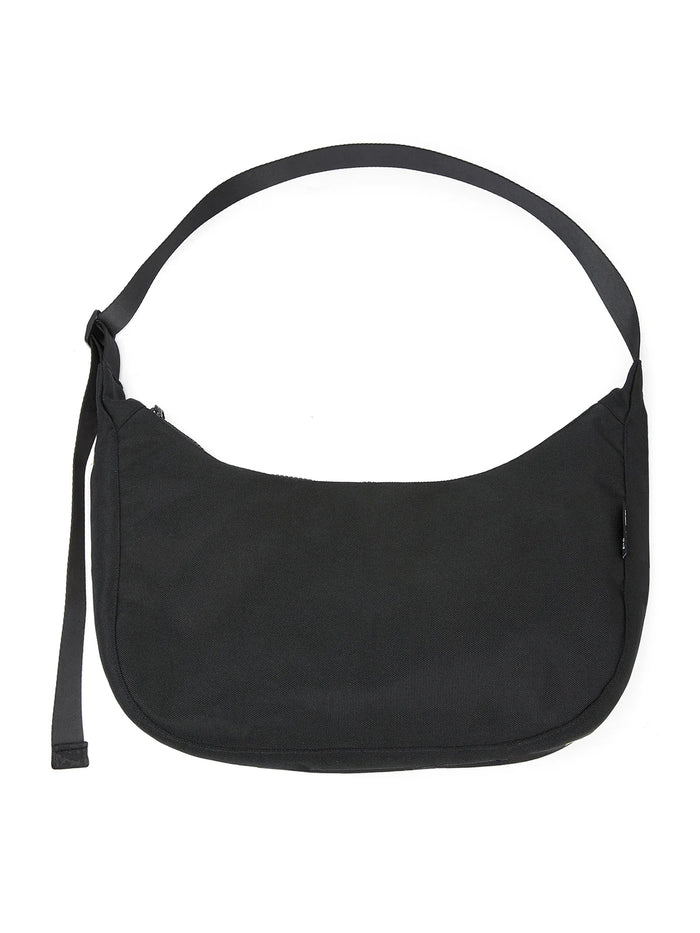 Ela Mo™ Moon Bag | Schwarz. Schwarze Umhängetasche mit verstellbarem Schulterriemen und Herstellerlogo.