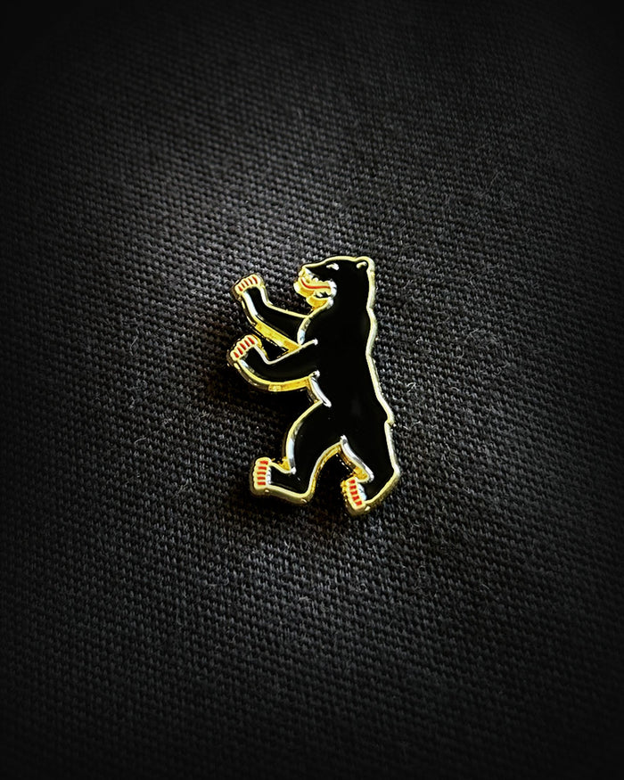 Ela Mo™ Pin für Rucksäcke - Berlin | Auf schwarzem Rucksack