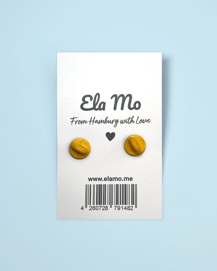 Ela Mo™ Pin für Rucksäcke| Rainbow. Die Rückseite des kleinen Pins mit zwei Befestigungen.