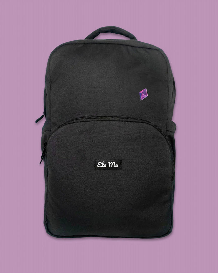 Ela Mo™ Pin für Rucksäcke | Rubin