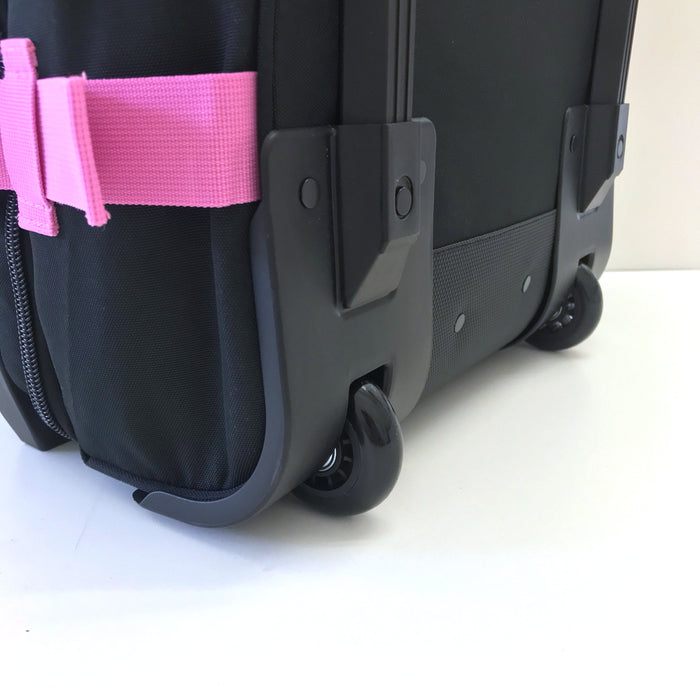 Ela Mo™ Reisetasche mit Rollen 42 Liter | Beauty in Darkness. Die Rollen der Reisetasche auf weißem Hintergrund.