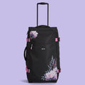 Ela Mo™ Reisetasche mit Rollen 78 Liter | Beauty in Darkness. Eine Reisetasche mit hochgezogenem Griff und Außenfach.