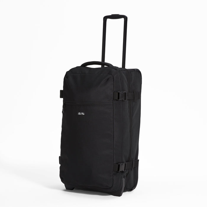 Ela Mo™ Reisetasche mit Rollen 78 Liter | Black. Reisetasche mit Klickverschluss von der linken Seite auf weißem Hintergrund