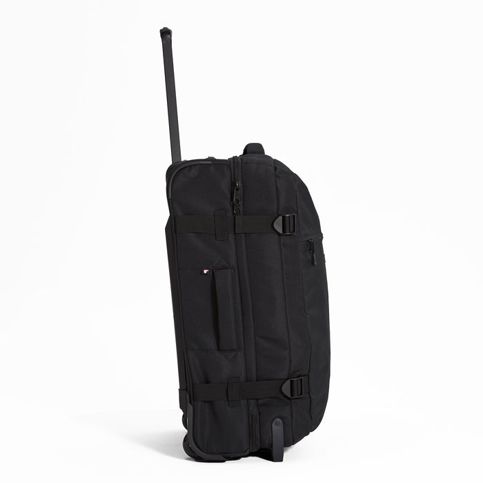 Ela Mo™ Reisetasche mit Rollen 78 Liter | Black.Reisetasche mit Klickverschluss von der rechten Seite auf weißem Hintergrund