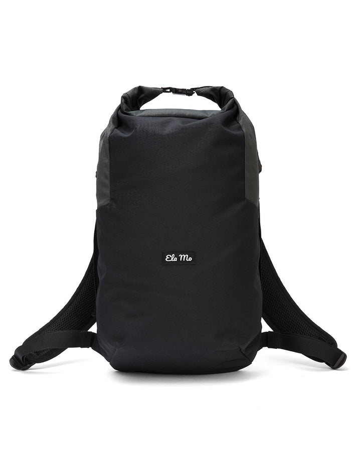 Ela Mo™ Rolltop Lite | Black. Ein schwarzer Rucksack mit Herstellerlogo auf weißem Hintergrund.