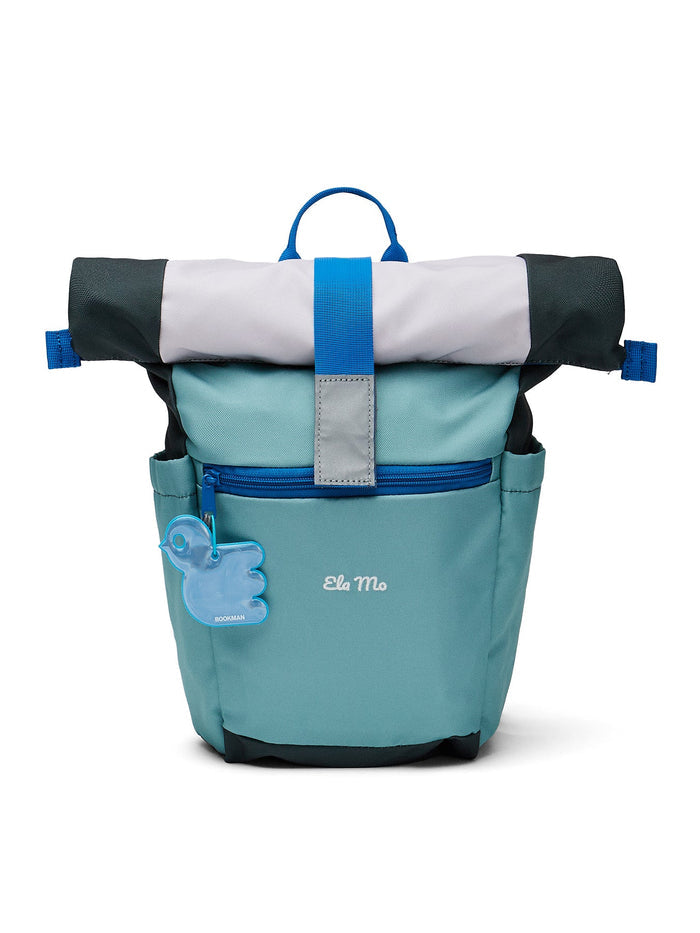 Ela Mo™ BOOKMAN Bird Blue auf einem hellgrünen Rucksack vor hellem Hintergrund
