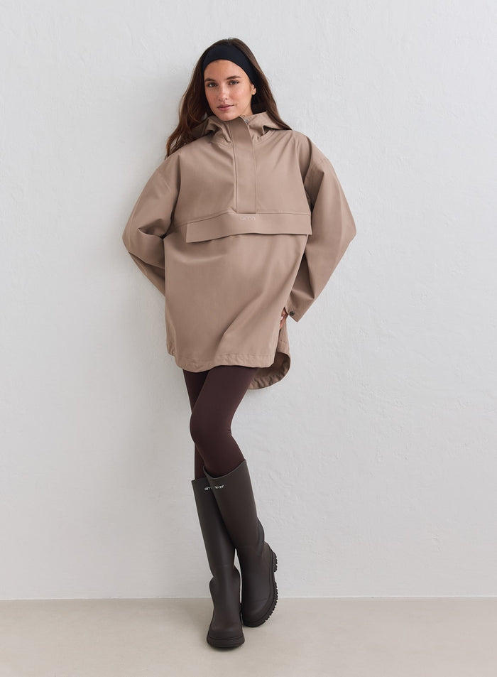 Mallilla päällä aim'n Espresso Waterproof Oversized Anorak ja pitkät saappaat [M-178cm]