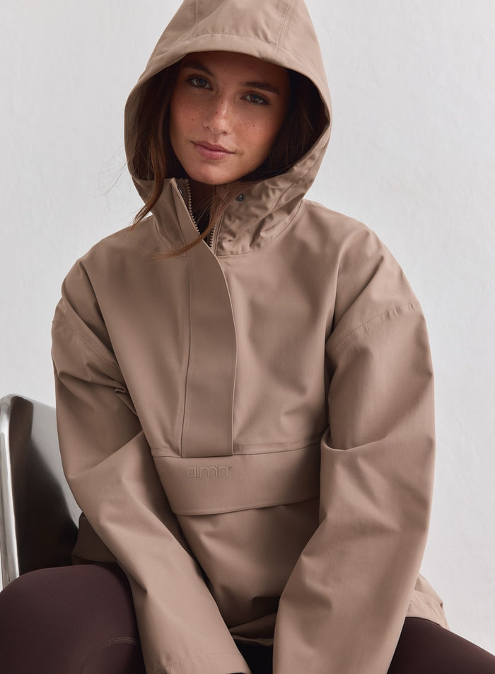 Malli päällään espresso-värinen Waterproof Oversized Anorak huppu päällä [M-178cm]