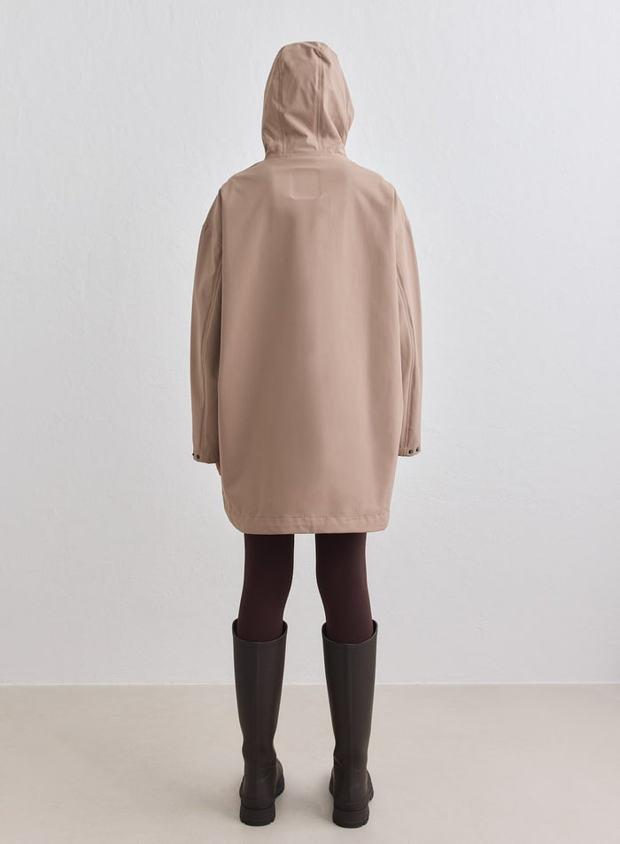 Takaikkuna mallista, jolla päällä Espresso Waterproof Oversized Anorak -tuulitakki huppu päässä [M-178cm]