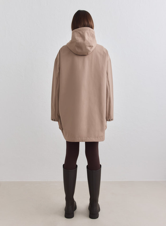 Malli takaa päällä Waterproof Oversized Anorak -takki sävyssä espresso [M-178cm]