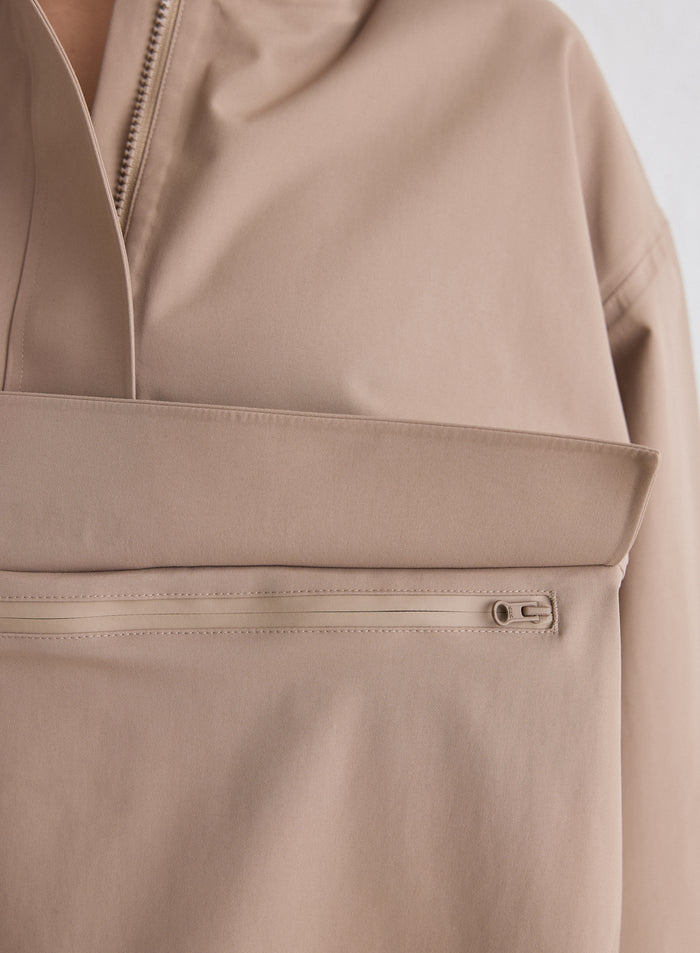 Lähikuva aim'n Espresso Waterproof Oversized Anorak -anorakin etutaskusta ja vetoketjun yksityiskohdasta [M-174cm]