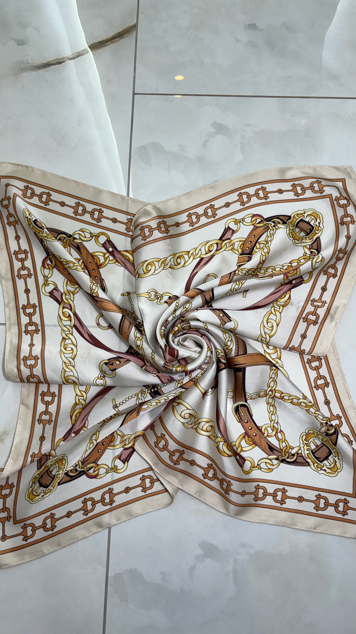 Foulard Satiné "Éclat Équestre" – L'Art du Détail