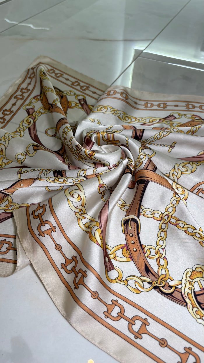Foulard Satiné "Éclat Équestre" – L'Art du Détail