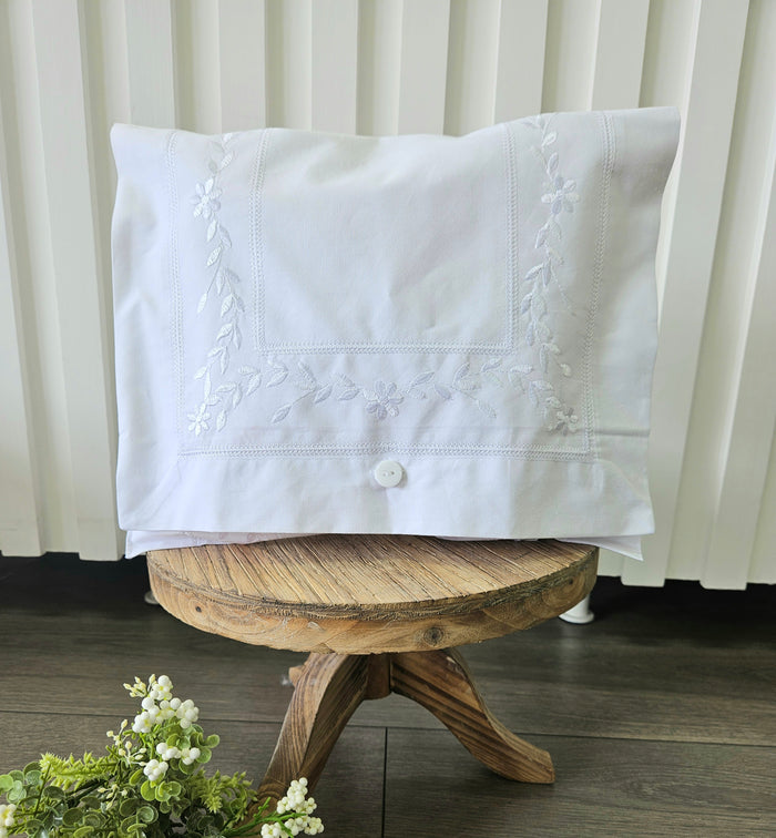 White temple envelope with decorative embroidery.