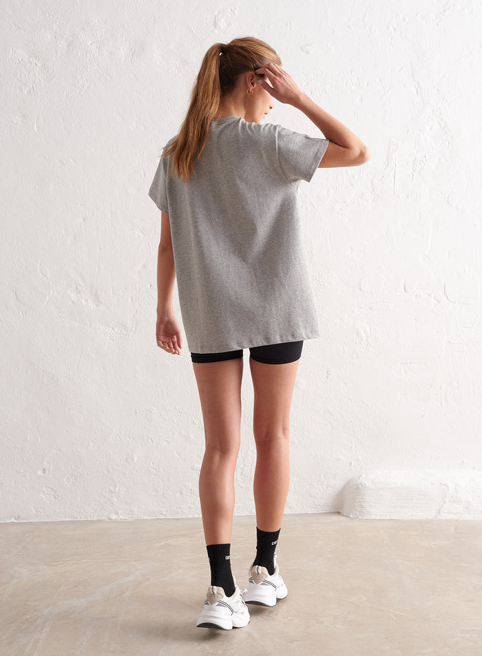 [The model wears size S and is 177 cm.]