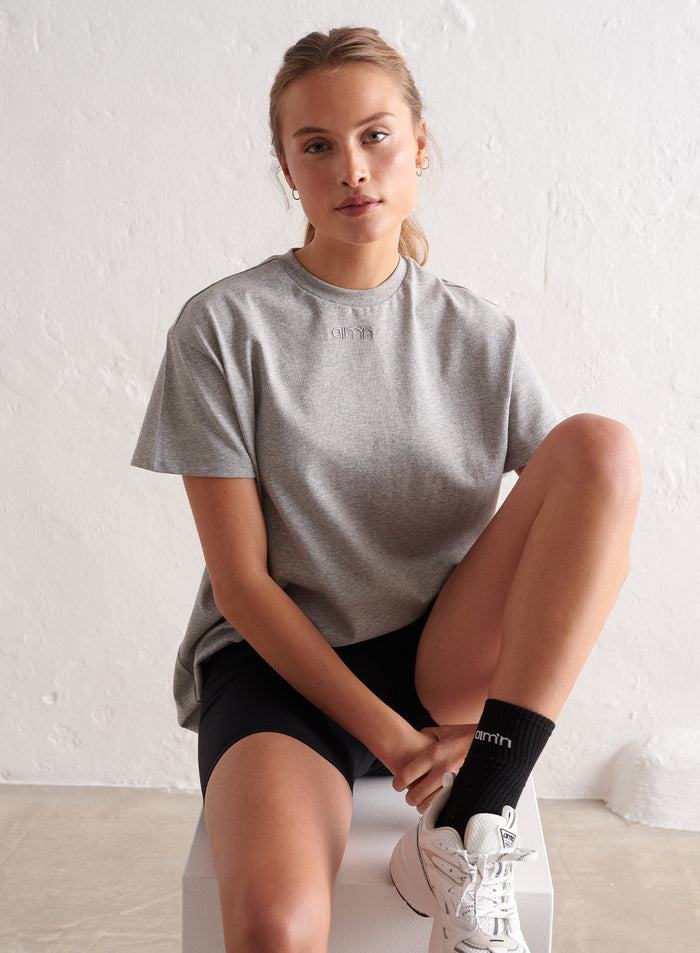 [The model wears size S and is 177 cm.]
