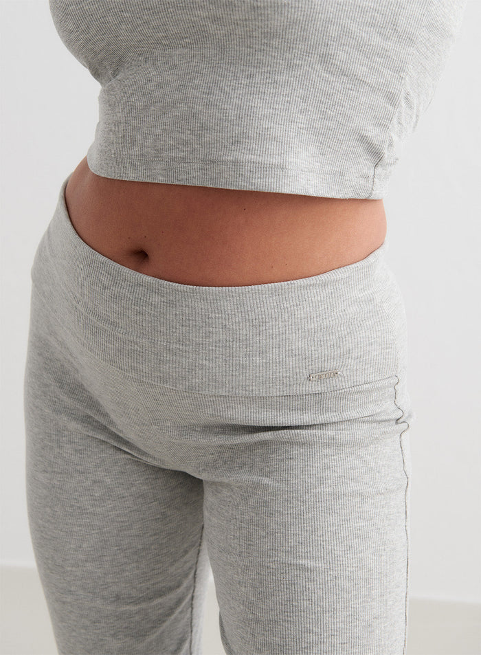 [The model wears size M and is 176 cm.]