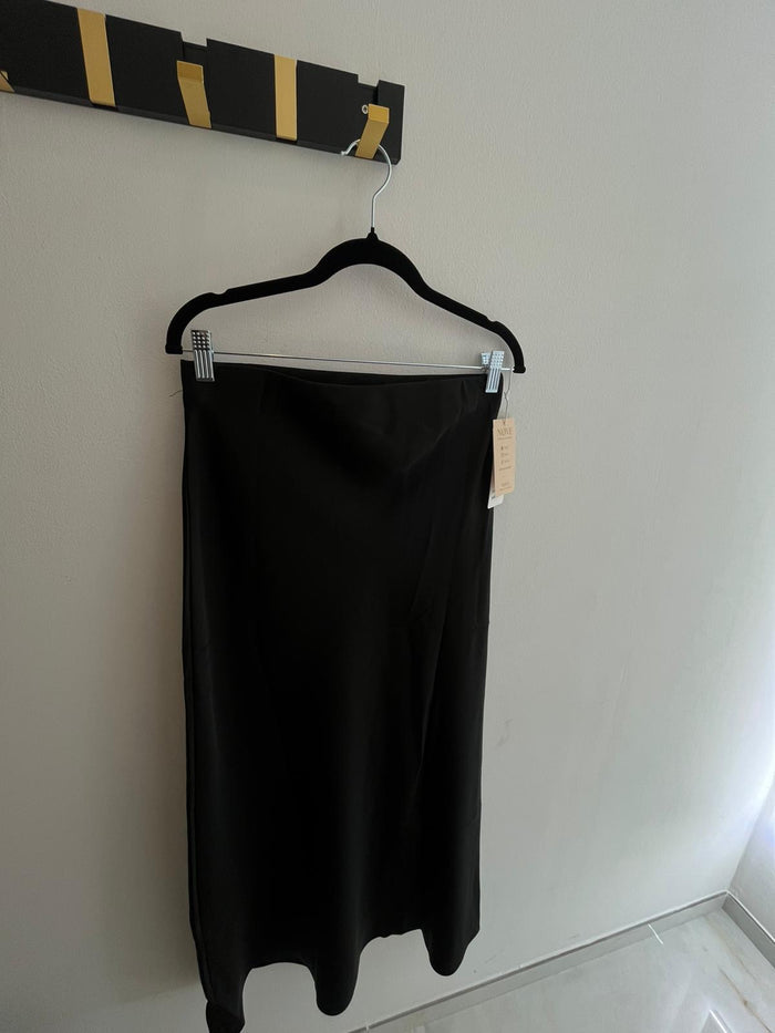 Jupe Longue Satin Noir Élégante