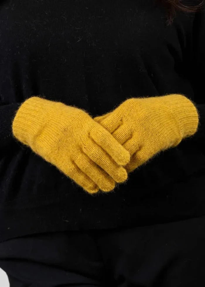 Possum and Merino  KO48 Plain Gloves - Plain gloves with a Koru metal badge.  Makes a set with KO159 Plain Beanie and KO114 Scarf with Fringe.  Made proudly in New Zealand from a premium blend of 40% possum fur, 50% merino lambswool & 10% mulberry silk.