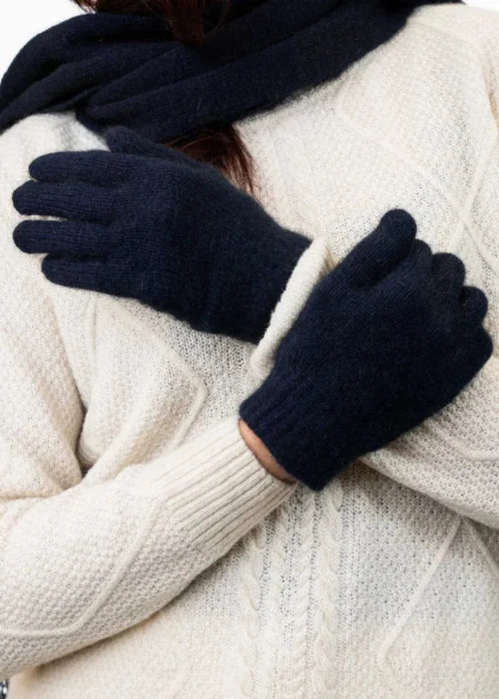 Possum and Merino  KO48 Plain Gloves - Plain gloves with a Koru metal badge.  Makes a set with KO159 Plain Beanie and KO114 Scarf with Fringe.  Made proudly in New Zealand from a premium blend of 40% possum fur, 50% merino lambswool & 10% mulberry silk.