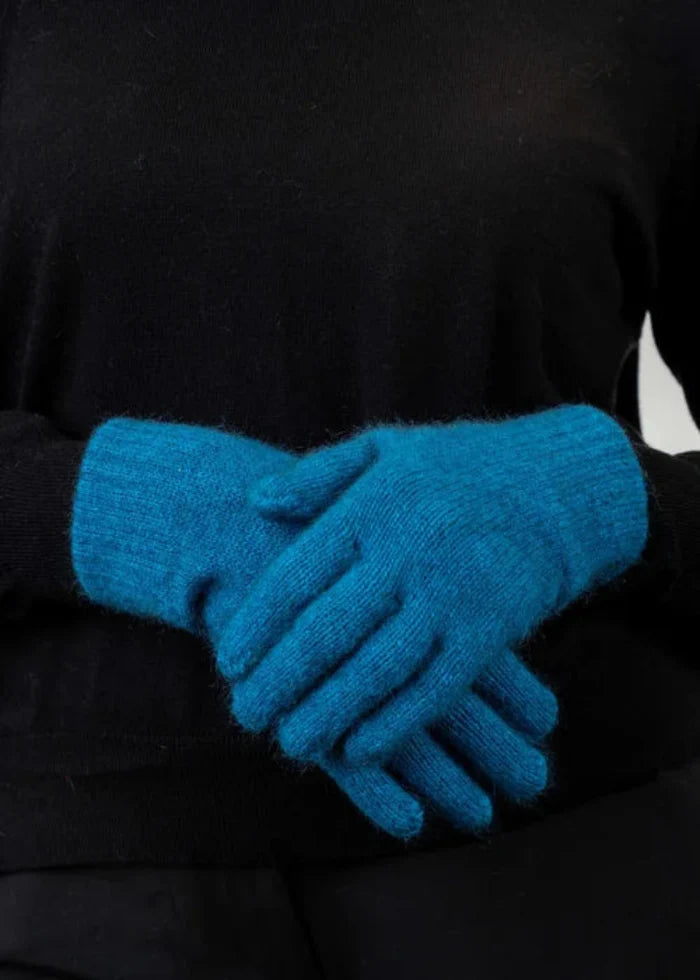 Possum and Merino  KO48 Plain Gloves - Plain gloves with a Koru metal badge.  Makes a set with KO159 Plain Beanie and KO114 Scarf with Fringe.  Made proudly in New Zealand from a premium blend of 40% possum fur, 50% merino lambswool & 10% mulberry silk.