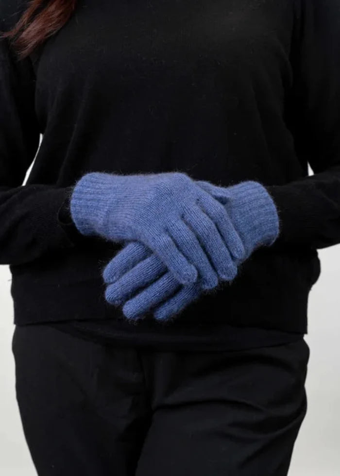 Possum and Merino  KO48 Plain Gloves - Plain gloves with a Koru metal badge.  Makes a set with KO159 Plain Beanie and KO114 Scarf with Fringe.  Made proudly in New Zealand from a premium blend of 40% possum fur, 50% merino lambswool & 10% mulberry silk.