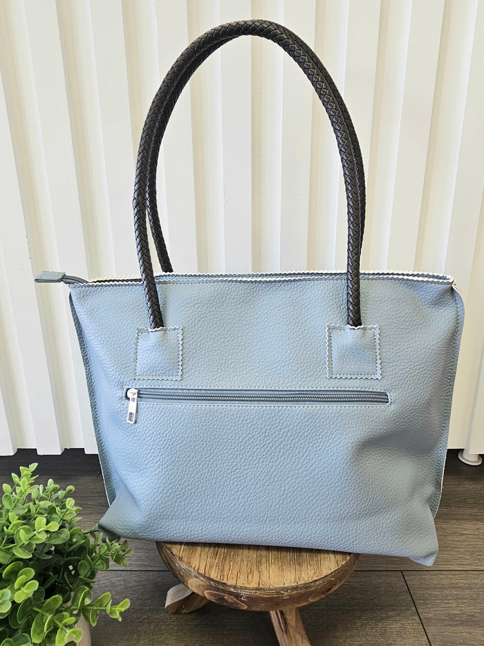 Back of bag with zipper pocket.