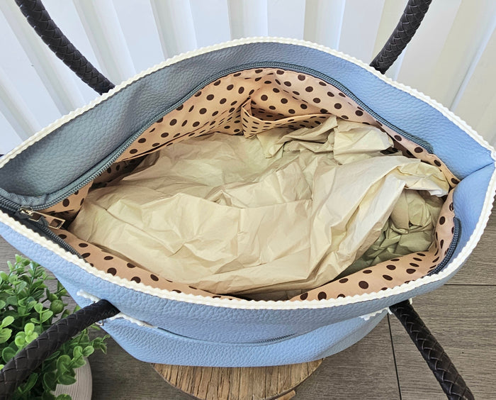 Open bag with inside pockets.
