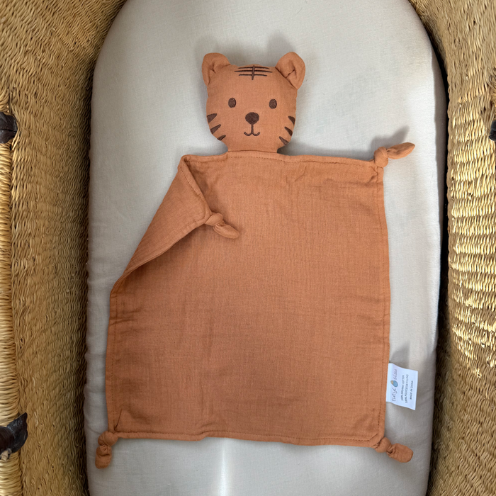 Soft organic muslin tiger comforter with knotted corners