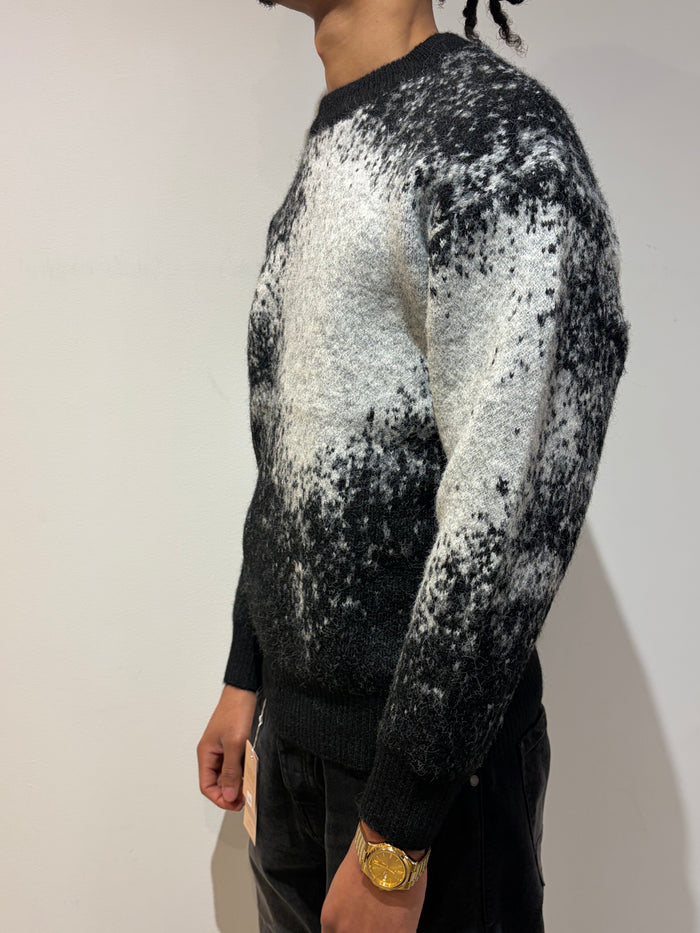 Pull noir au design abstrait chic