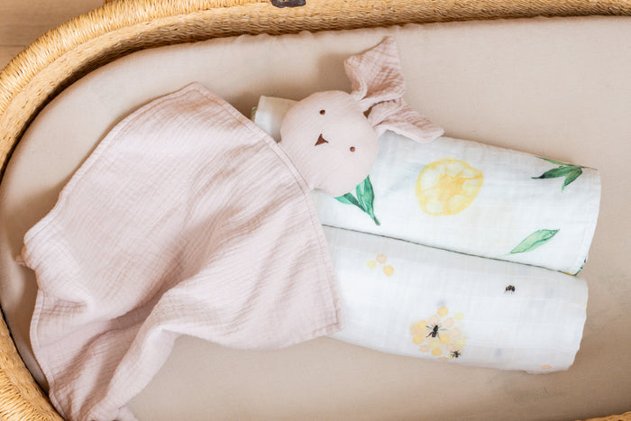 Organic newborn gift set in sunny, neutral colours